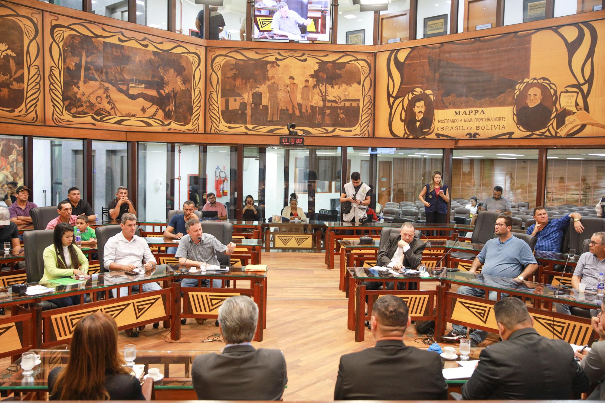 Produtores rurais e parlamentares debatem pauta do boi em reunião na Aleac