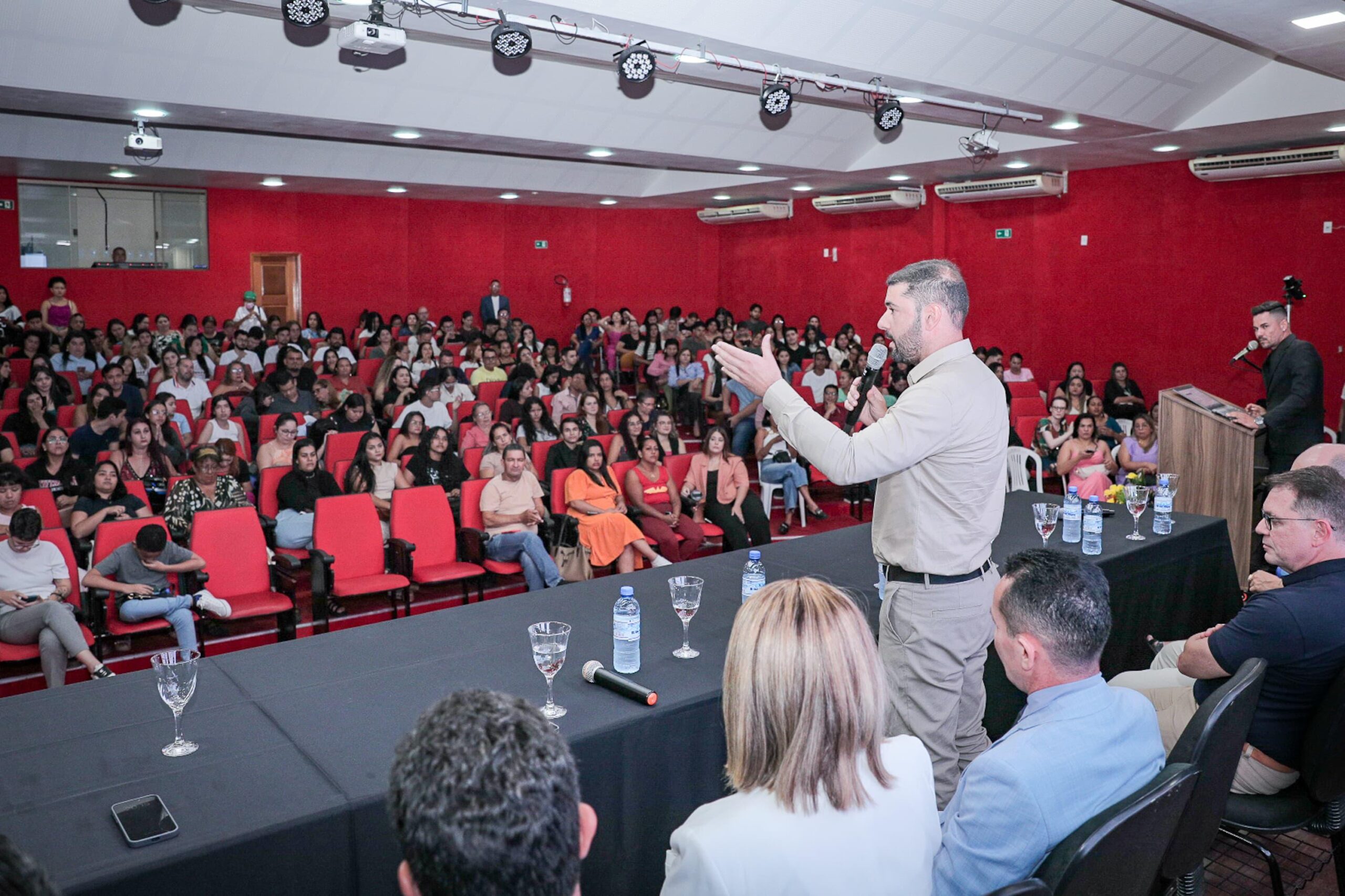Nicolau Júnior prestigia abertura da Semana da Enfermagem e reafirma compromisso com a categoria