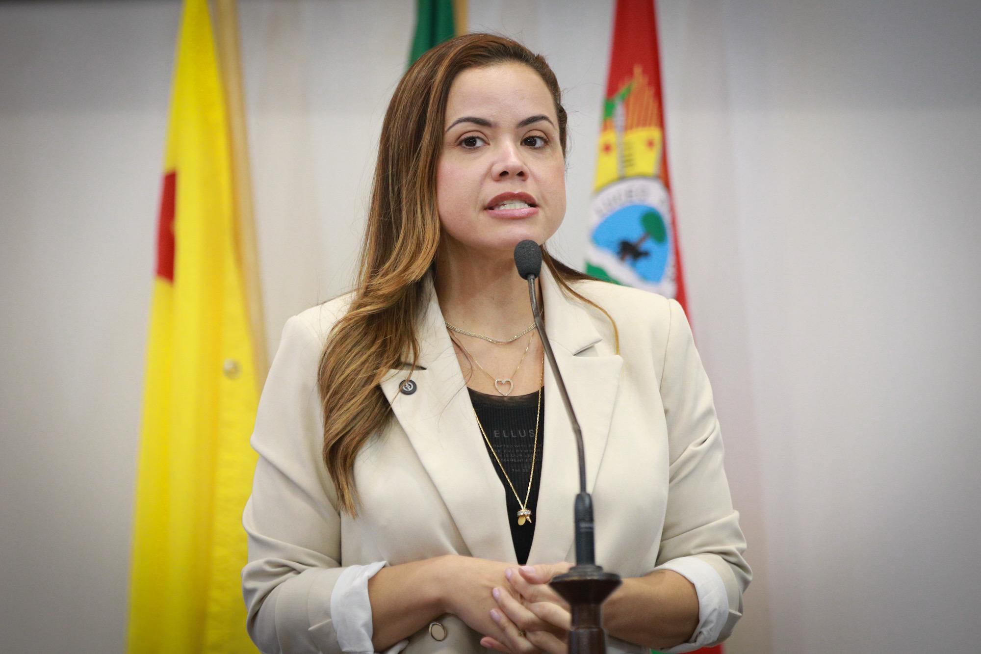 Michelle Melo defende redução de carga horária para servidores com doenças irreversíveis e cobra sala de parto em Capixaba