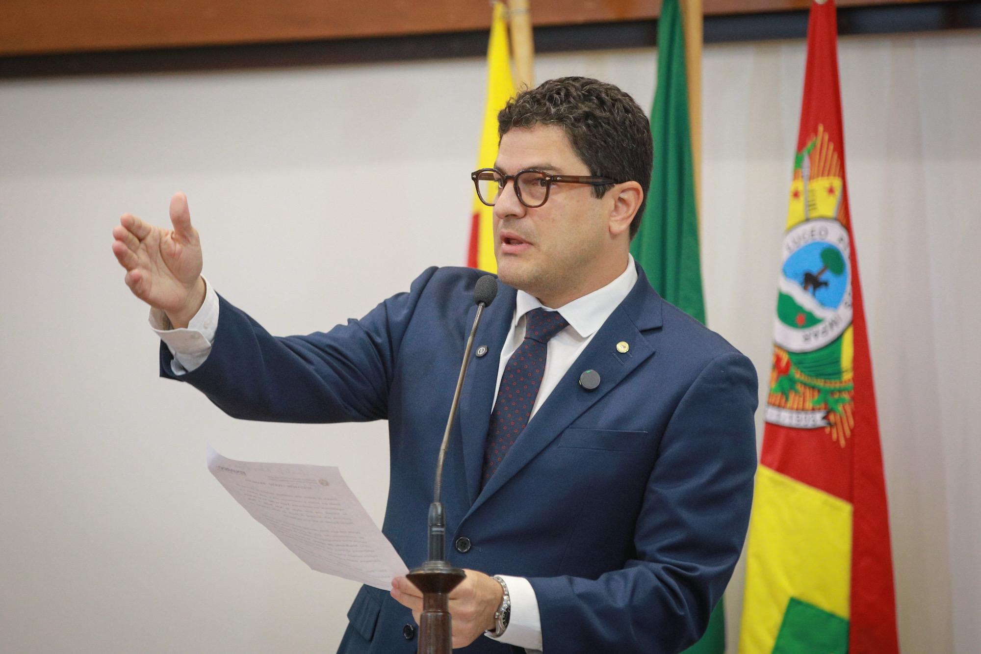 Eduardo Ribeiro homenageia Dr. Lisboa e destaca desafios da educação rural no Acre