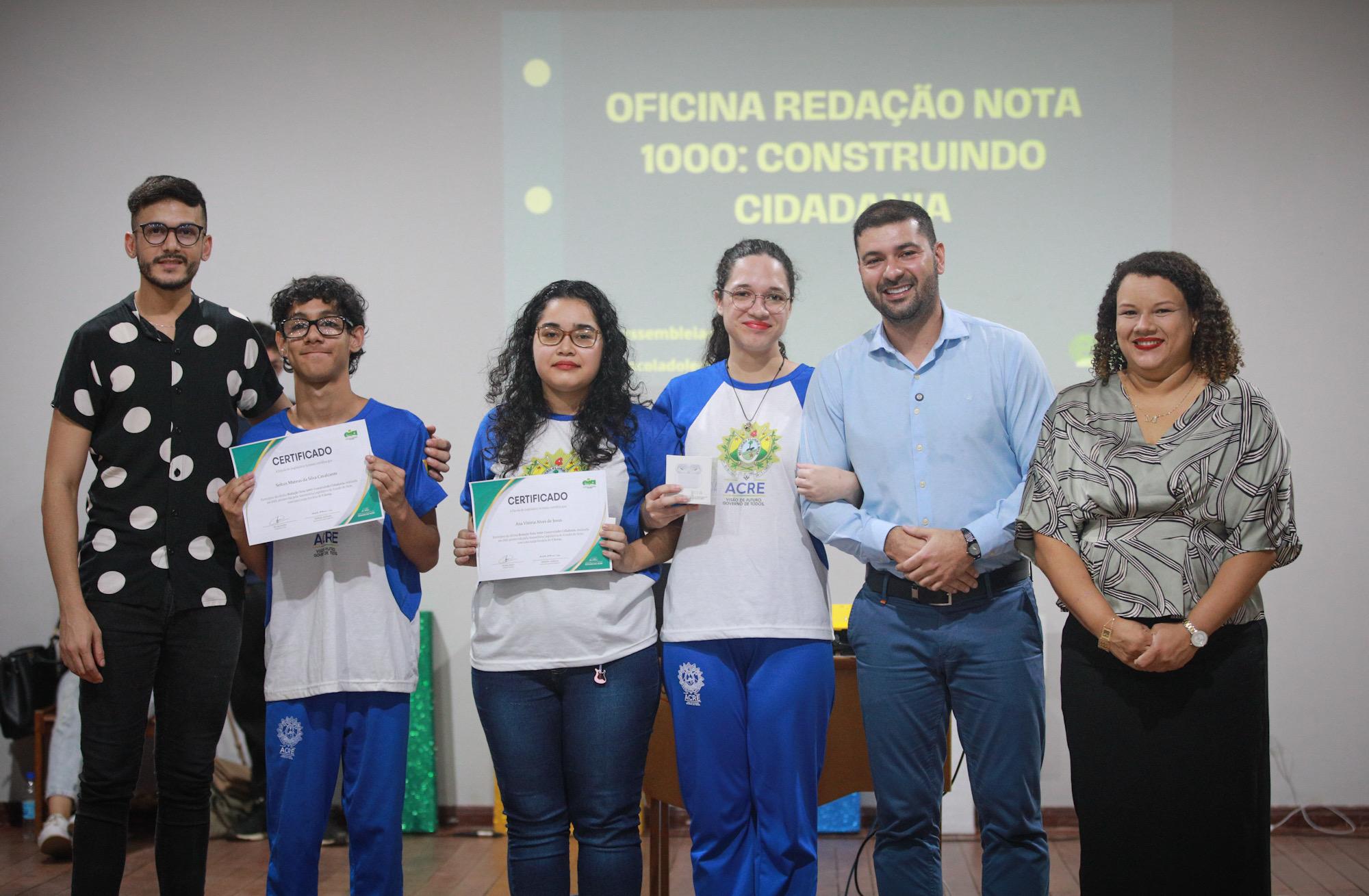 “Vamos continuar até a semana do ENEM”, afirma Nicolau ao entregar certificados para alunos do IELF