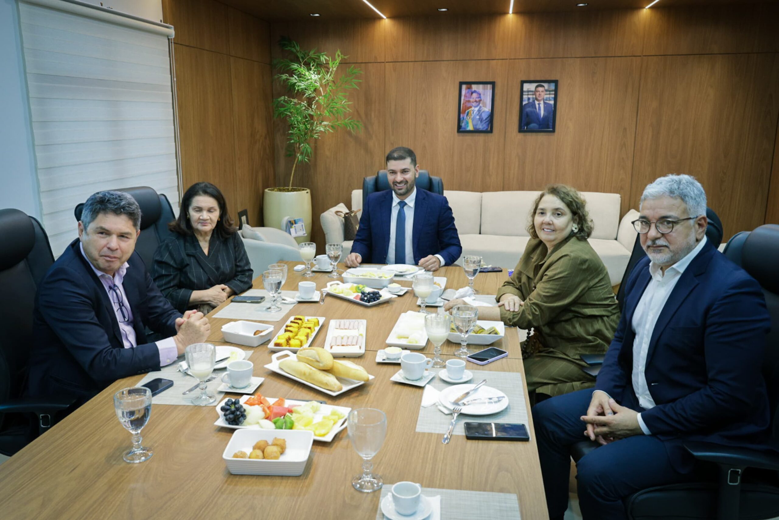 Presidente da Assembleia recebe presidente do TCE para café da manhã