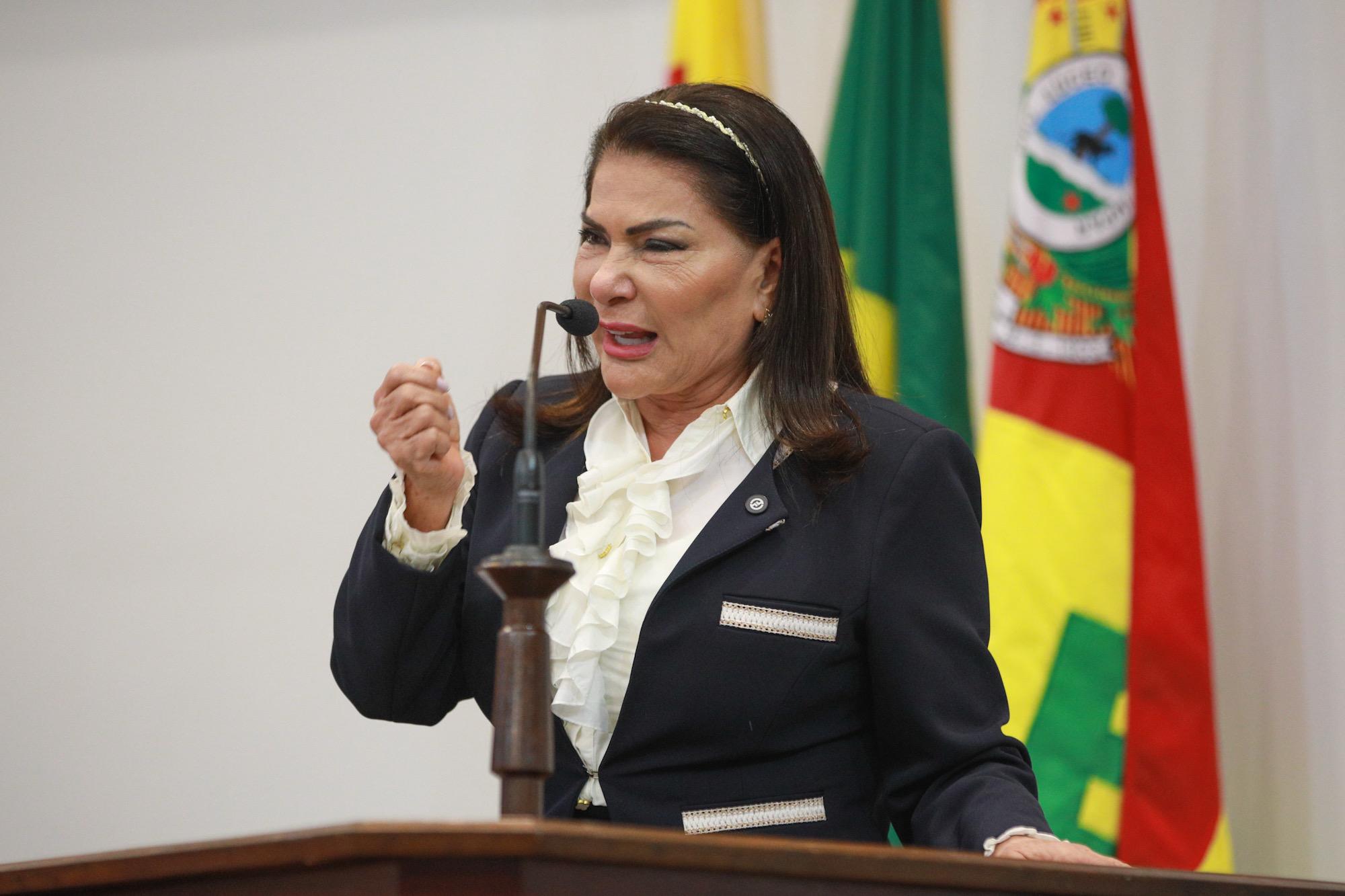 Antônia Sales denuncia colapso na saúde e se emociona ao lembrar morte da mãe por negligência médica