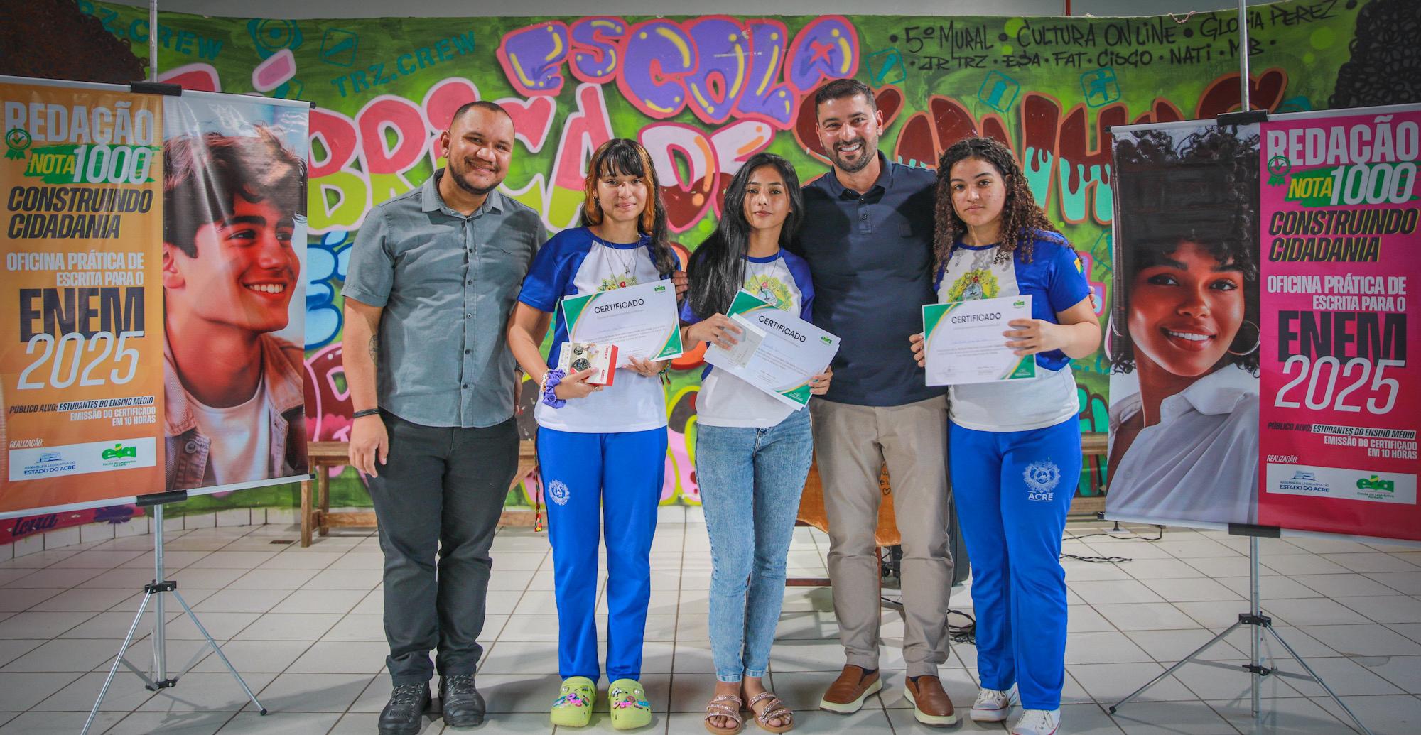 Na escola Glória Perez, Nicolau Jr. entrega certificados para 100 alunos do projeto Redação Nota Mil da Escola do Legislativo