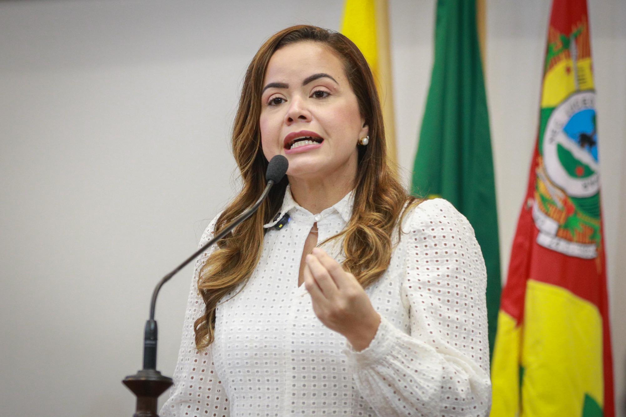 Michelle Melo defende valorização dos profissionais da Saúde e denuncia condições precárias