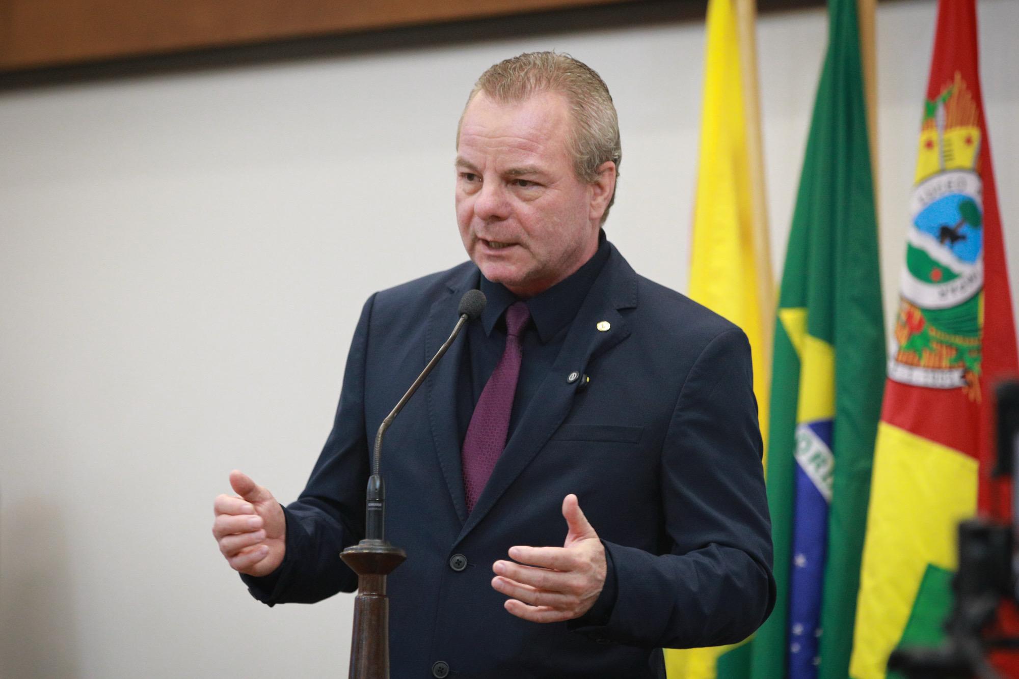 Pedro Longo cobra retomada das obras do hospital de Feijó e alerta para riscos na rastreabilidade do rebanho acreano