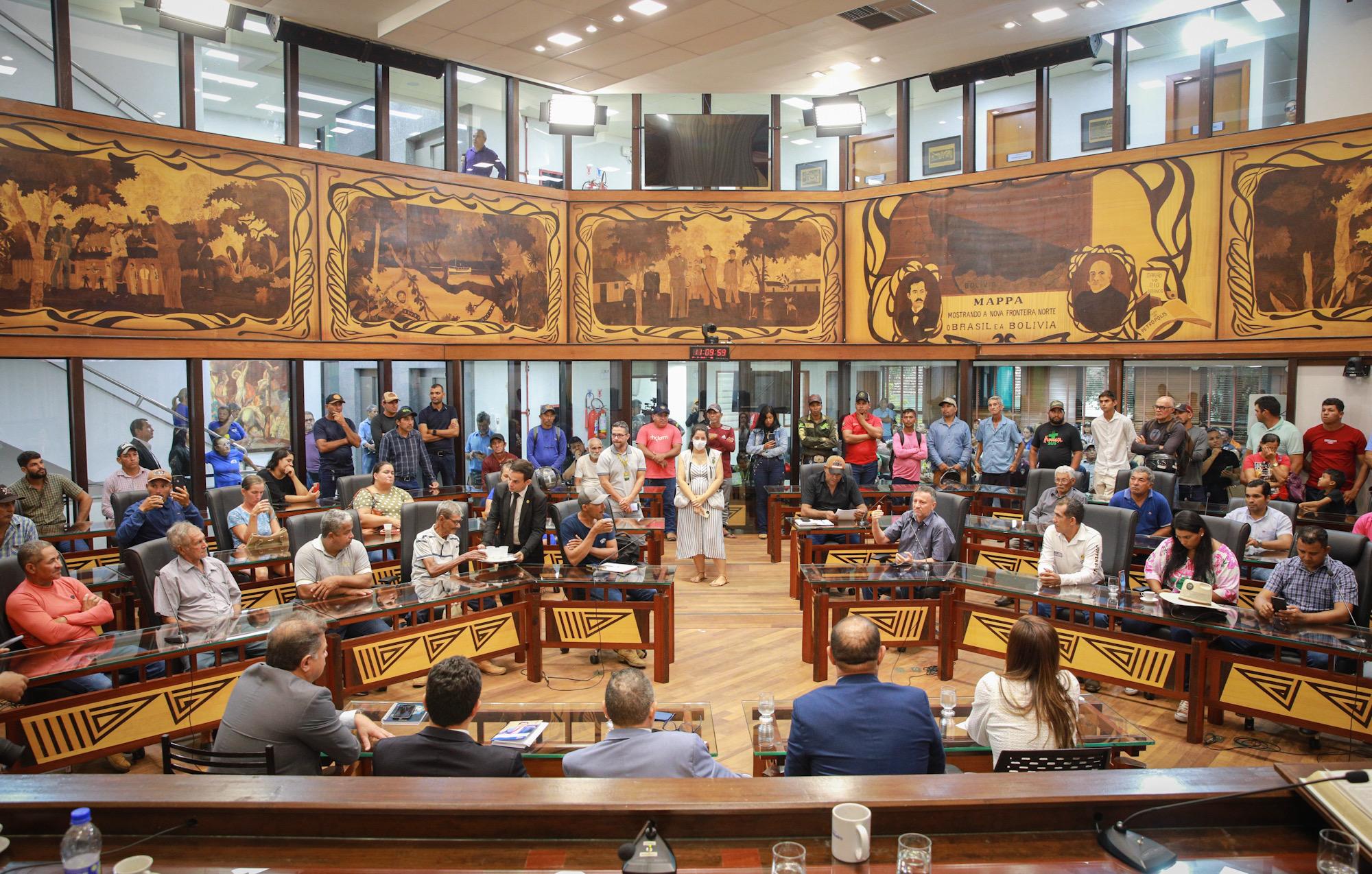 Produtores rurais denunciam impactos de embargos ambientais e recebem apoio de deputados estaduais na Aleac