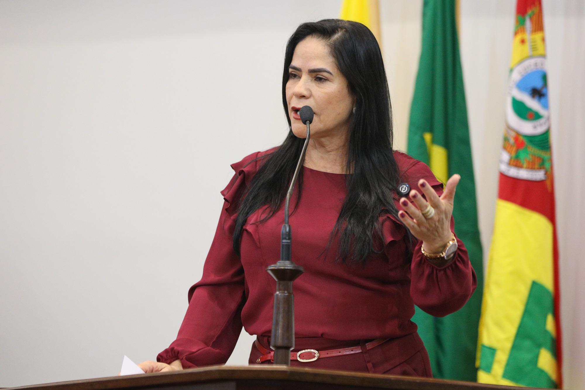 Maria Antônia homenageia professor de Rodrigues Alves e agradece reforma de quadra esportiva solicitada em 2023