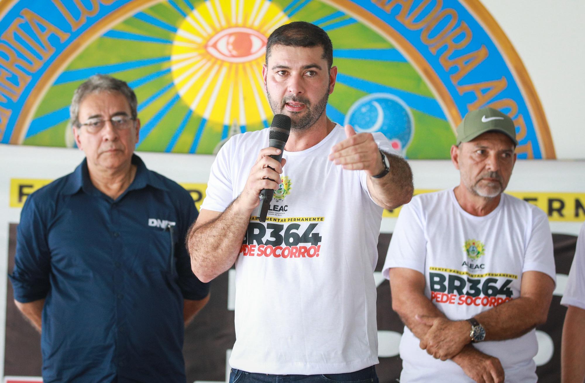 Nicolau Júnior cobra início imediato da reconstrução da BR-364 durante chegada da caravana em Tarauacá
