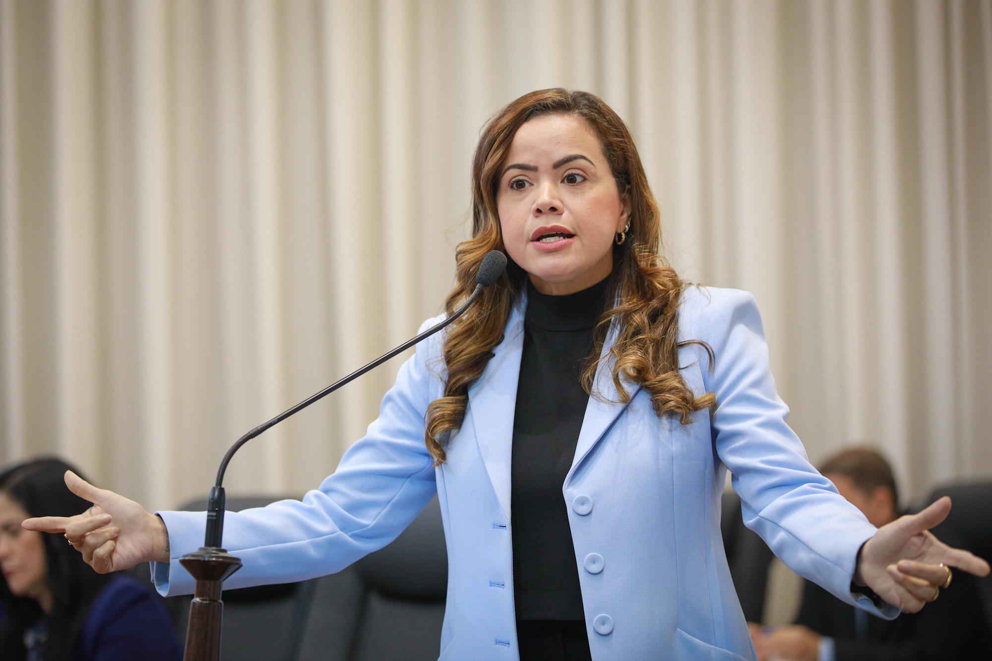 Michelle Melo denuncia colapso nos serviços públicos e acusa governo de viver em “realidade paralela nas redes sociais”