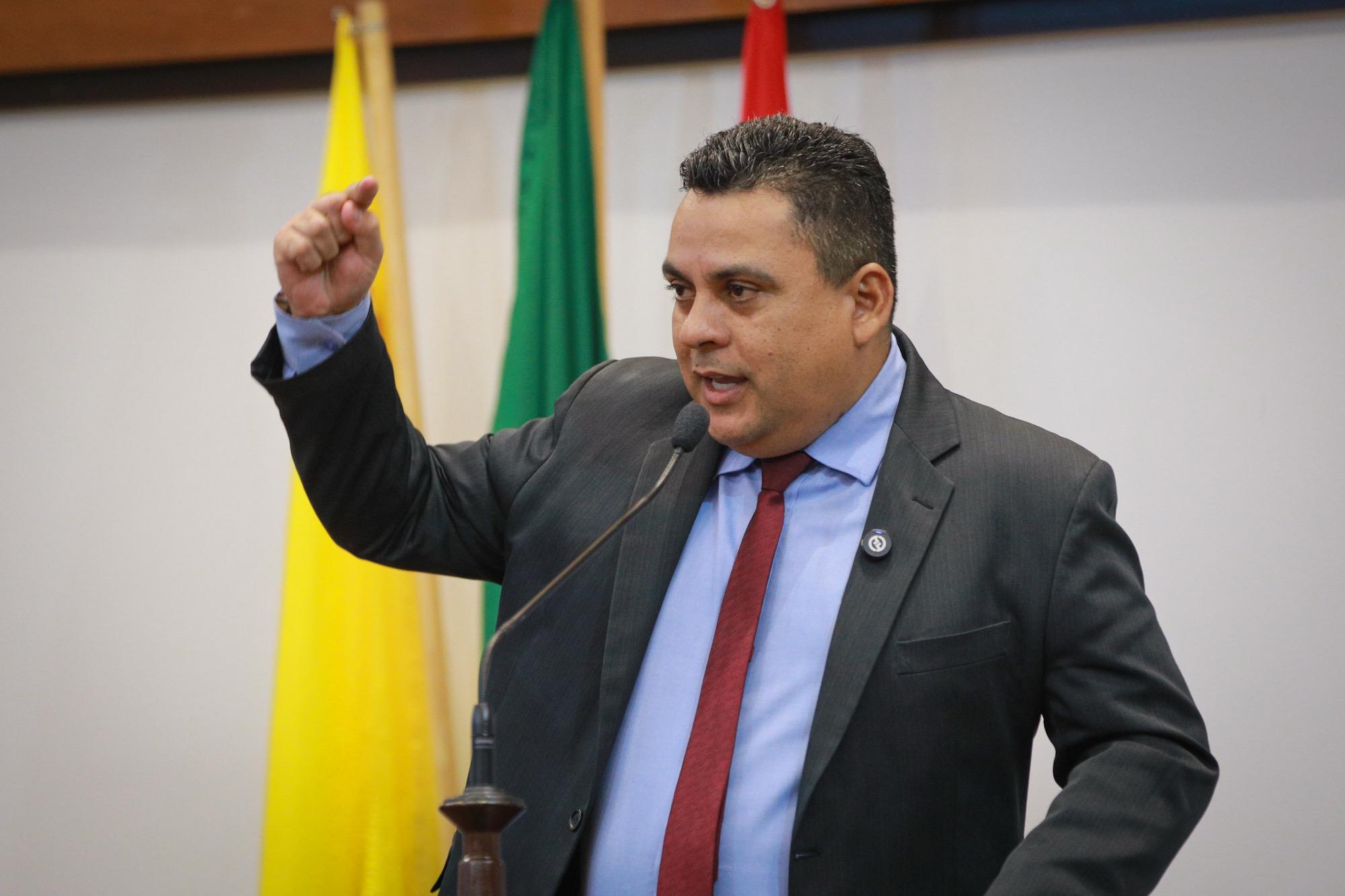 Gilberto Lira reconhece problemas na educação e pede mais diálogo entre governo e Assembleia