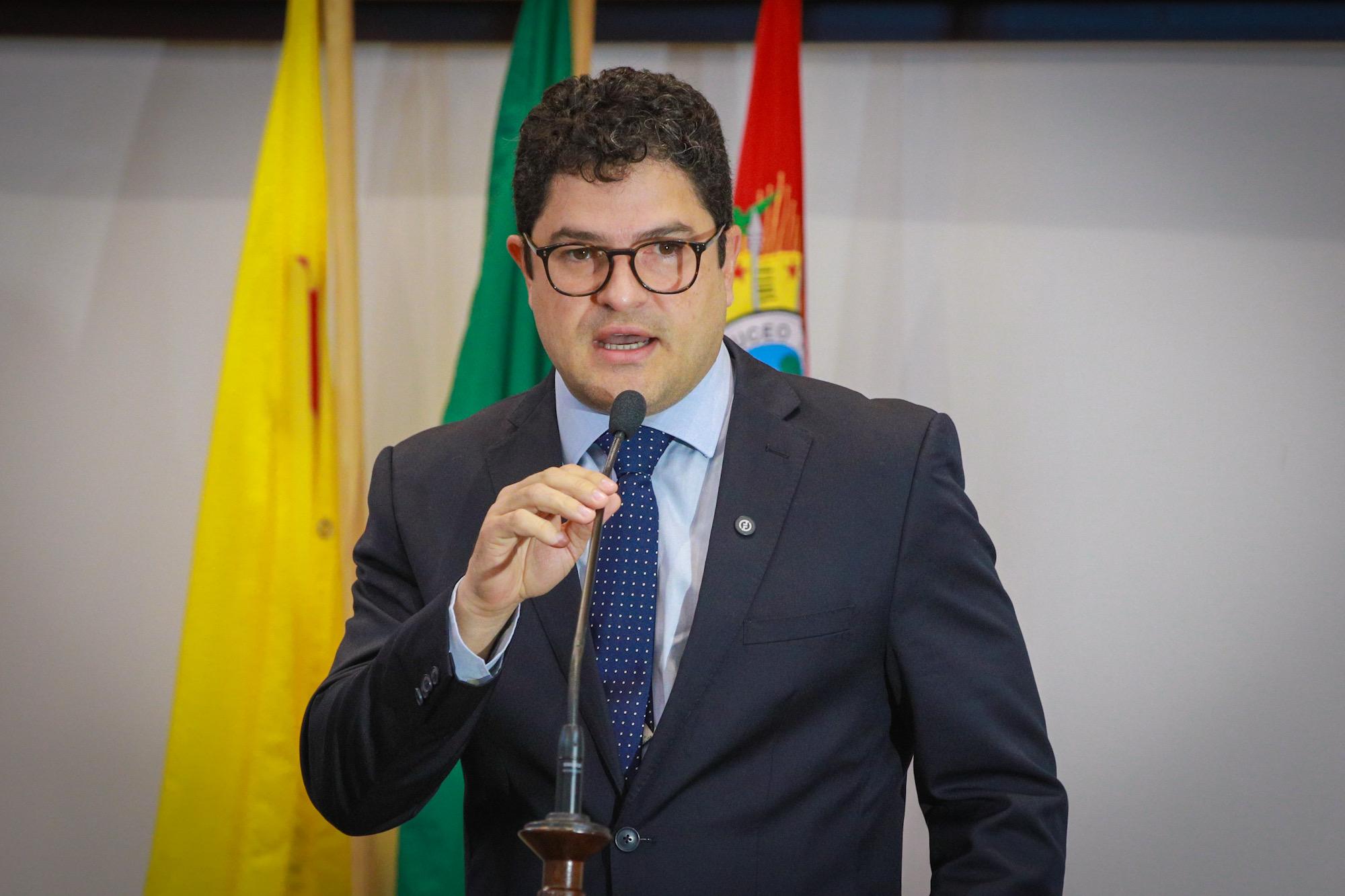 Eduardo Ribeiro defende projeto que garante transporte para mães carentes após alta da maternidade