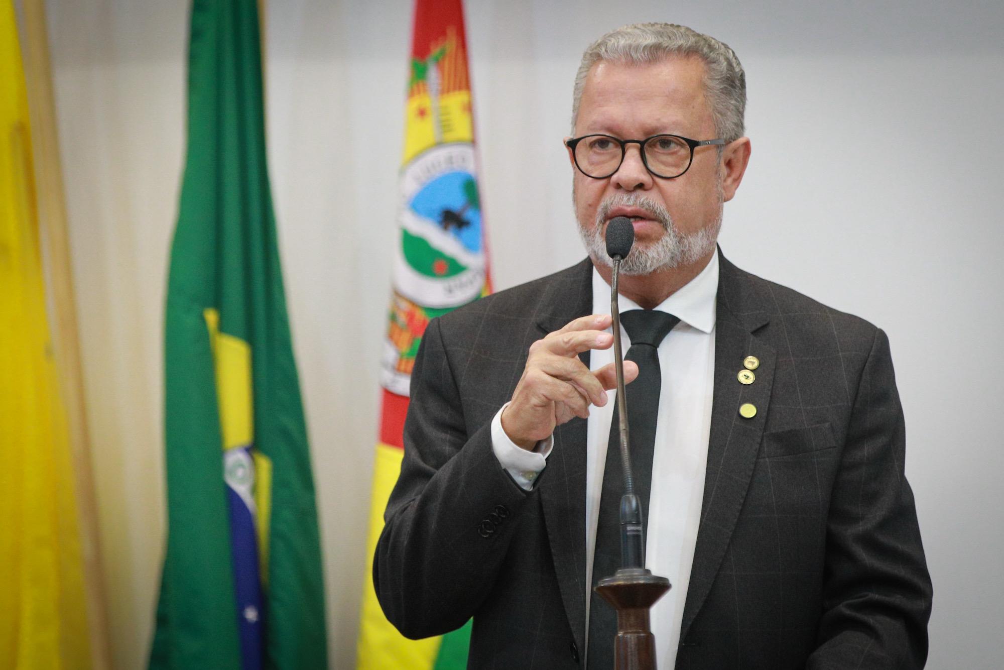 Afonso Fernandes homenageia policiais legislativos e faz duras críticas aos embargos ambientais