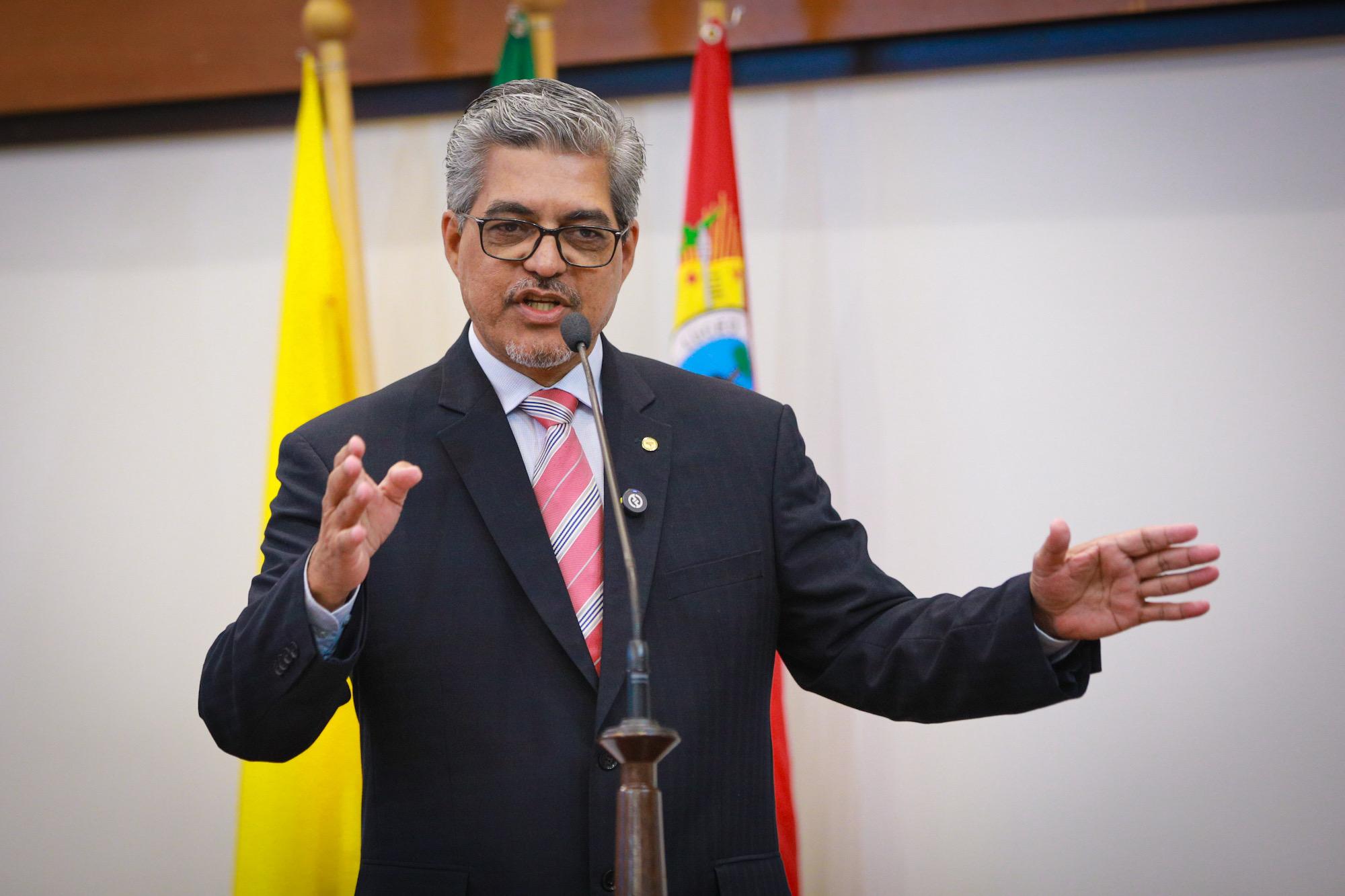 “É um crime condenar os jovens a continuar assim”, diz Edvaldo Magalhães sobre abandono do ensino rural no Acre