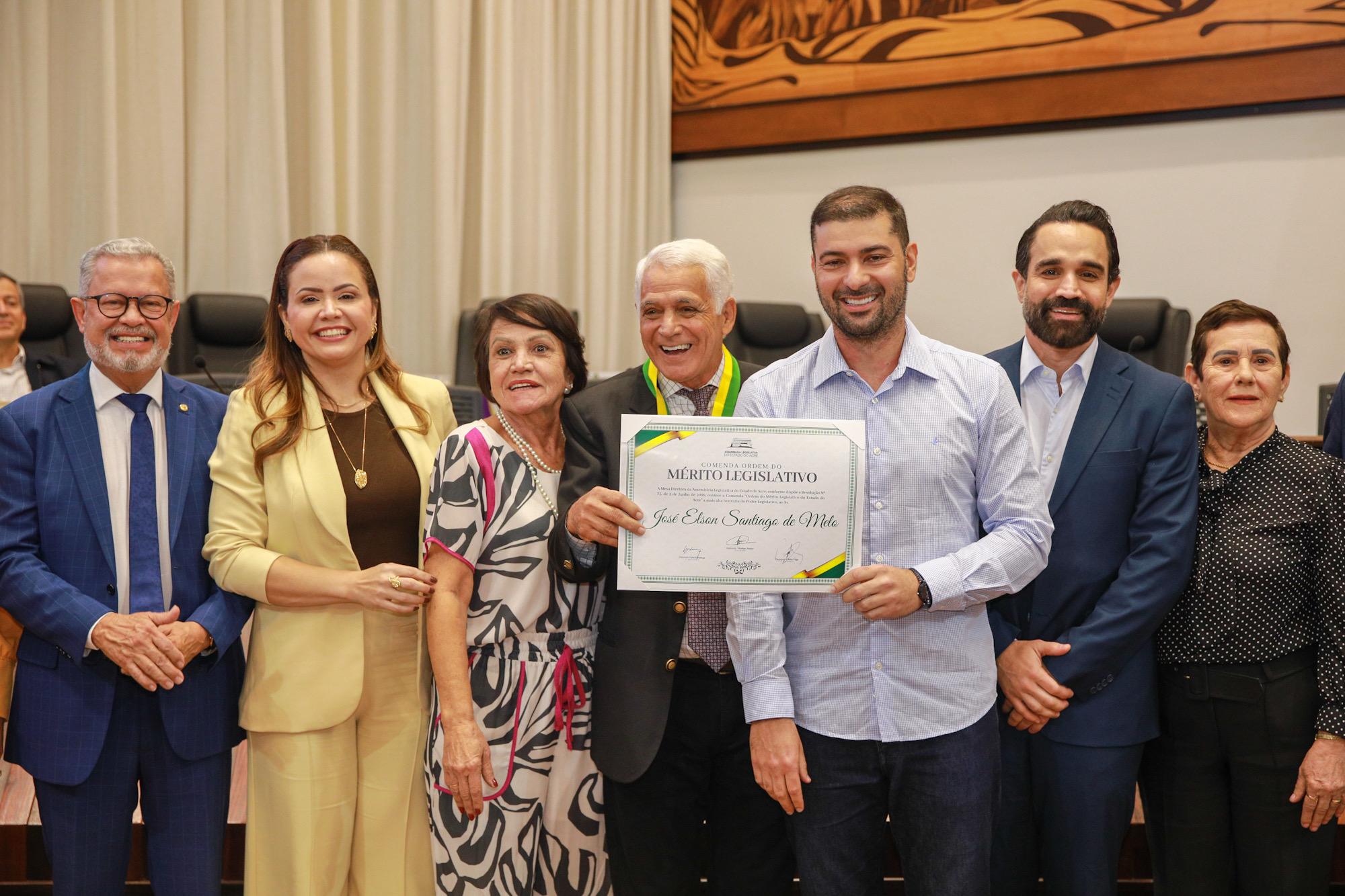 Nicolau Júnior homenageia Elson Santiago com Comenda do Mérito Legislativo e exalta legado da família