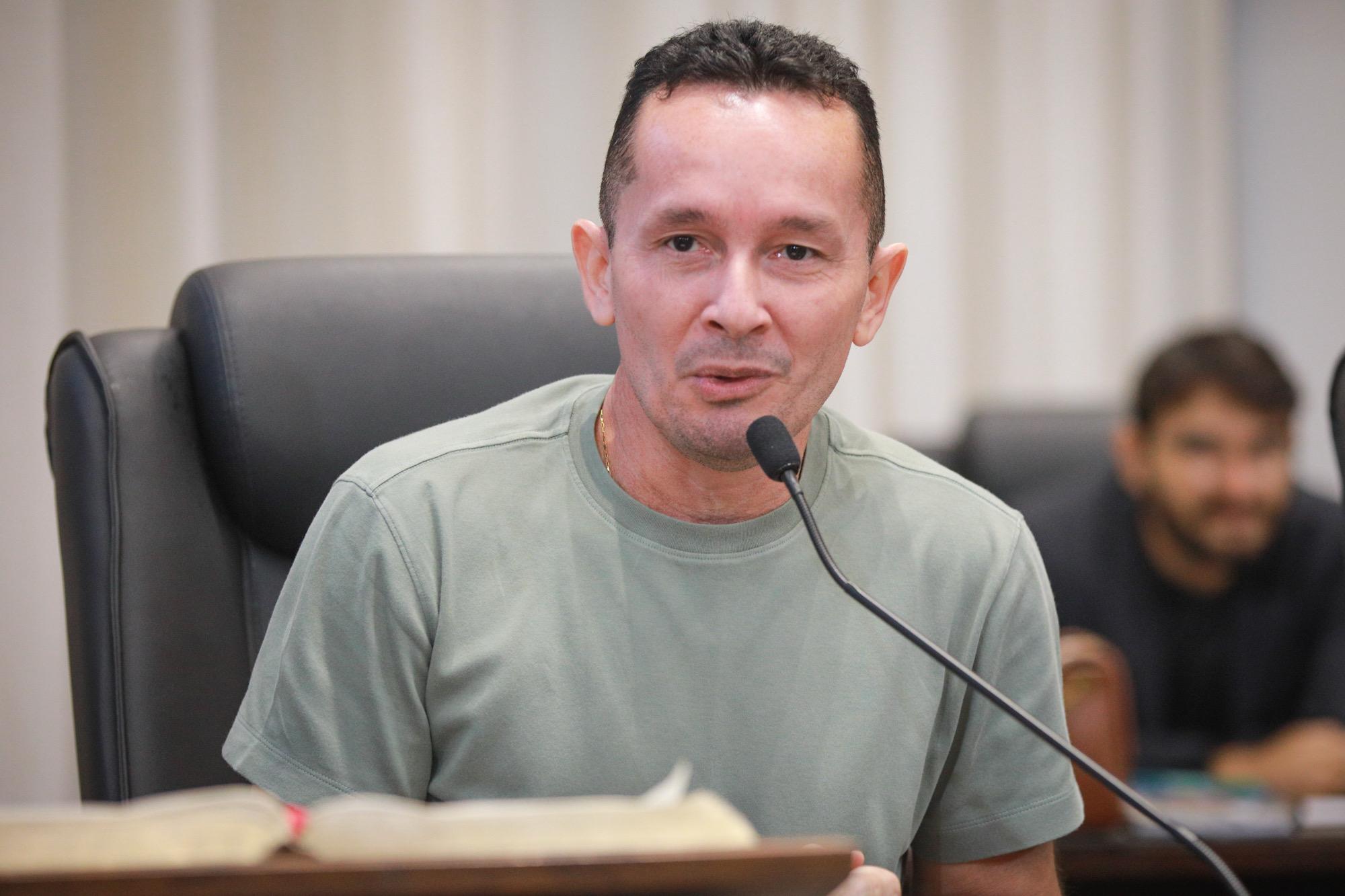 Adailton Cruz propõe incentivo em saúde para servidores inativos durante audiência da LDO