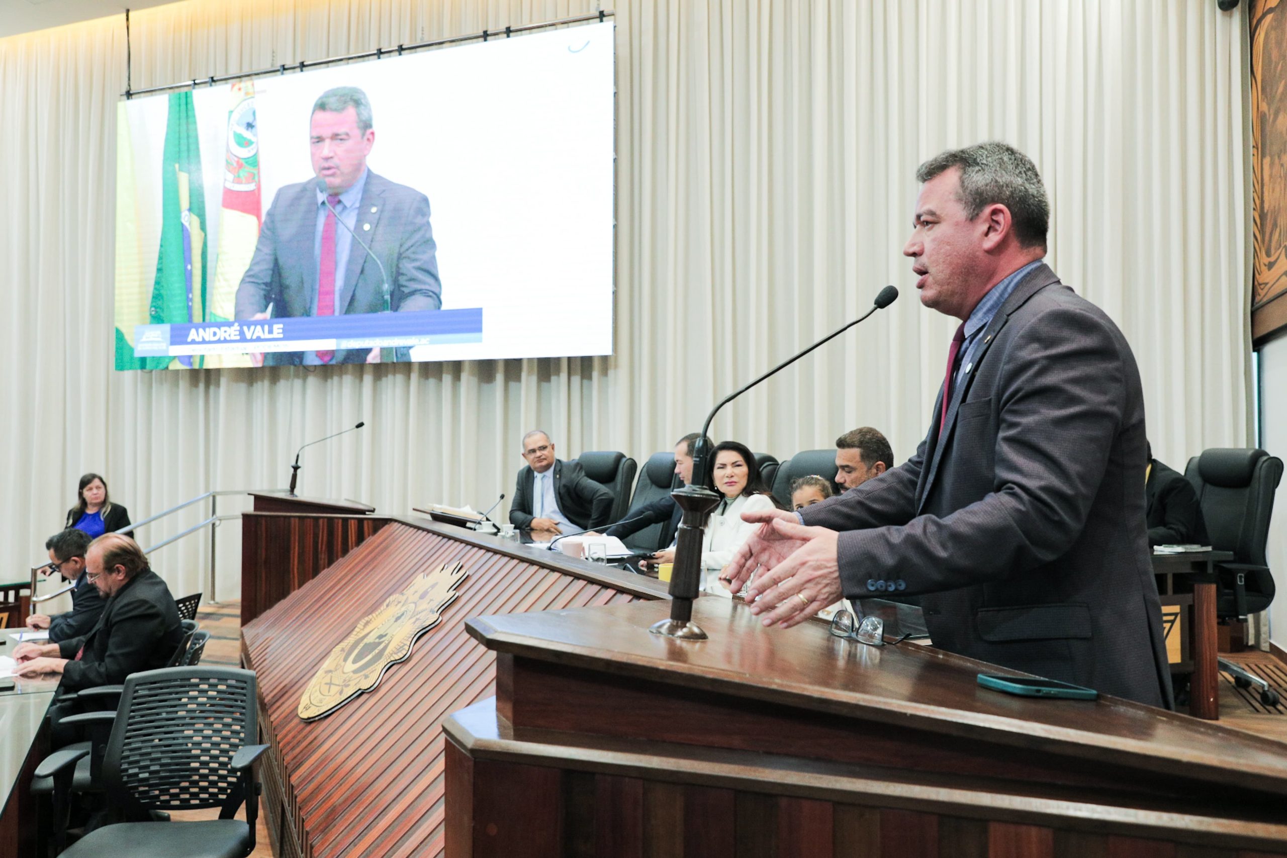 André Vale destaca avanços na digitalização da Vigilância Sanitária e reforça apoio à audiência sobre embargos ambientais