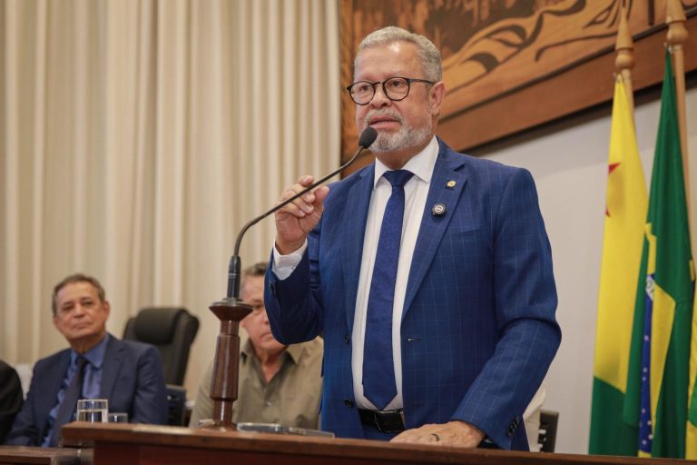 Afonso Fernandes homenageia família Santiago/Melo e relembra laços de amizade e gratidão em sessão solene na Aleac