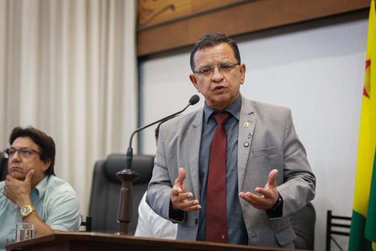 Luíz Gonzaga destaca importância do cooperativismo e celebra avanços no Juruá durante sessão solene na Aleac