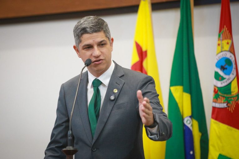 Calegário destaca relevância da advocacia, homenageia maçonaria e celebra aniversário de Tarauacá