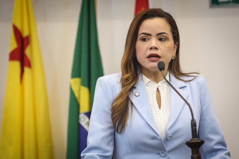 Michelle Melo cobra transparência no Programa Opera Acre e propõe audiência pública
