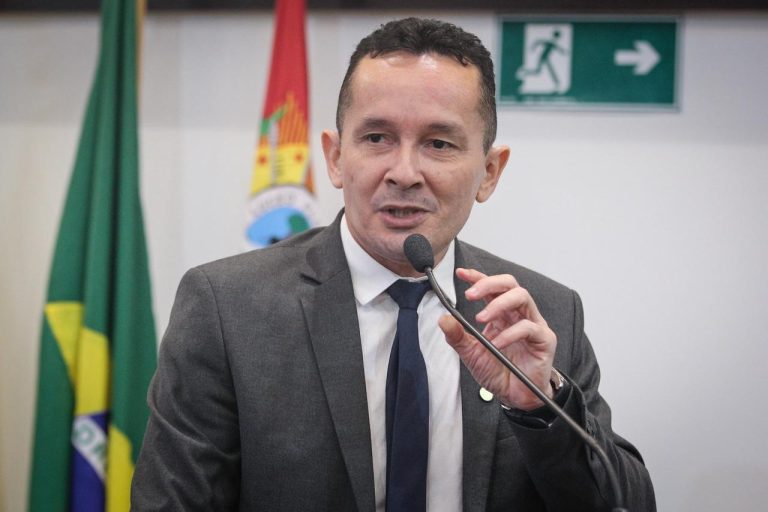 Adailton Cruz critica precarização da Saúde e cobra melhorias no Programa Opera Acre