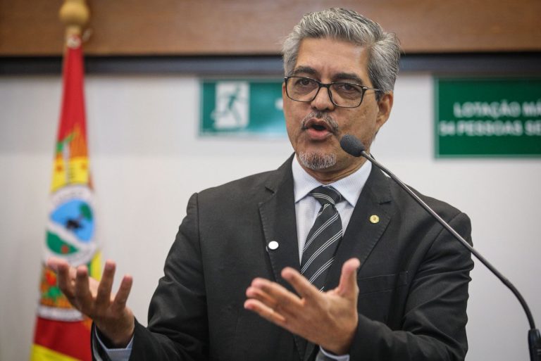 Edvaldo Magalhães critica gastos do governo com aeronaves: “Virou a farra dos jatinhos”