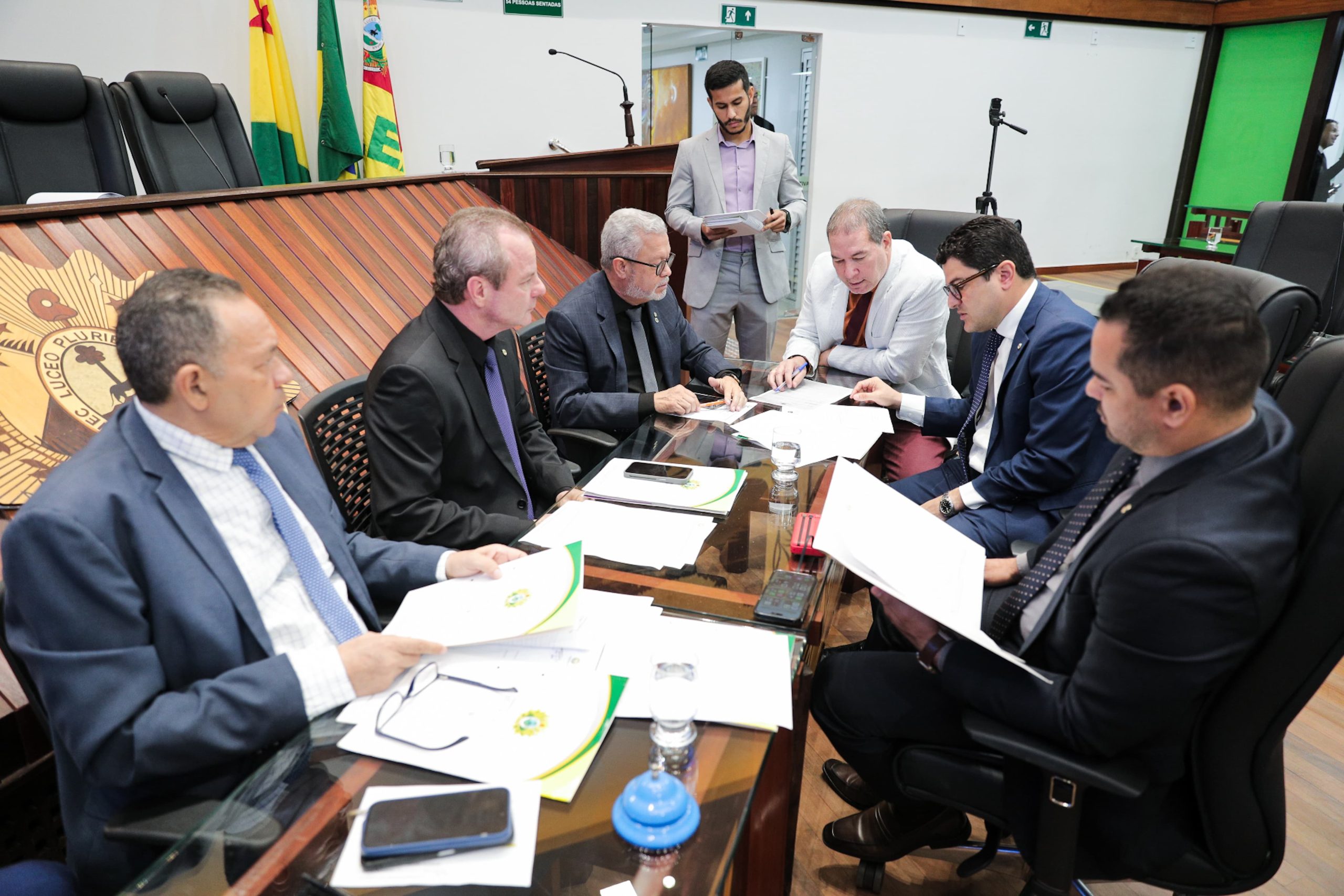 Deputados analisam projetos e vetos em reunião conjunta no Plenário da Aleac