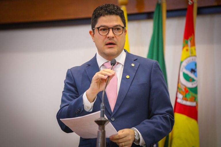 Eduardo Ribeiro celebra sanção da Lei que garante transporte para mães vulneráveis
