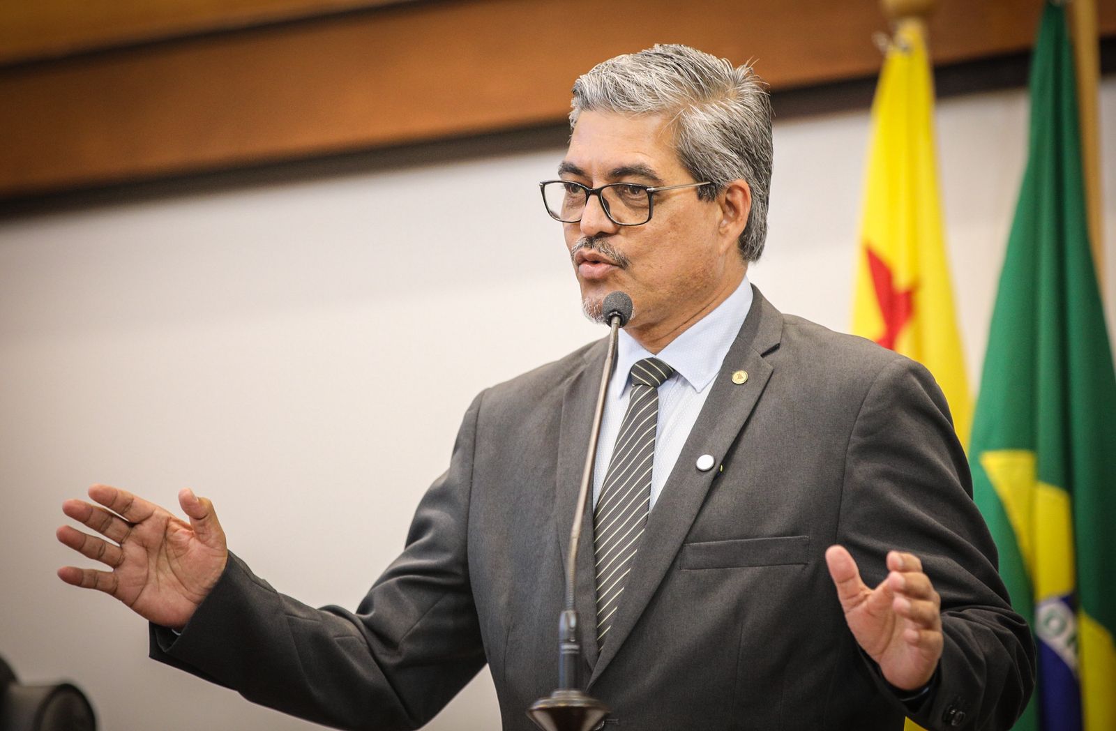 Edvaldo Magalhães critica distorções no quadro funcional do Estado e alerta para desequilíbrio fiscal