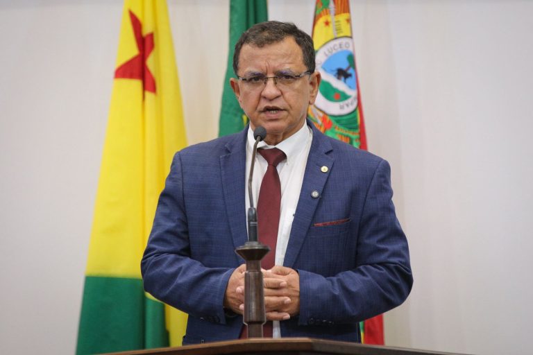 Luiz Gonzaga destaca projetos de integração entre municípios do Acre e Peru durante sessão na Aleac