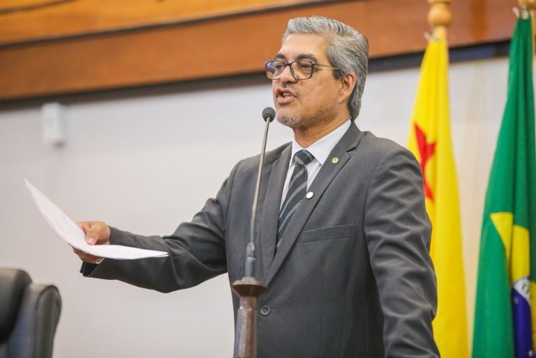 Edvaldo Magalhães denuncia precariedade em escola indígena e cobra devolução do PCCR dos professores