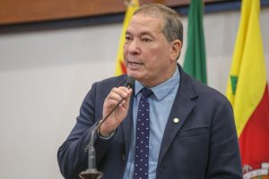 Chico Viga presta homenagem aos professores e defende valorização da categoria