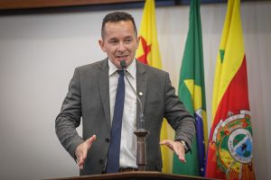 Adailton Cruz reafirma apoio aos professores e cobra entrega do plano da Saúde