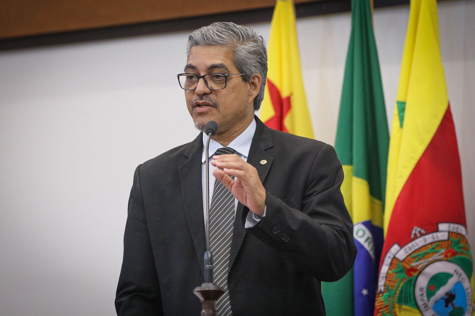 Edvaldo Magalhães cobra correção de injustiça com aposentados da Educação e comenta repercussão internacional de ligação entre Trump e Lula