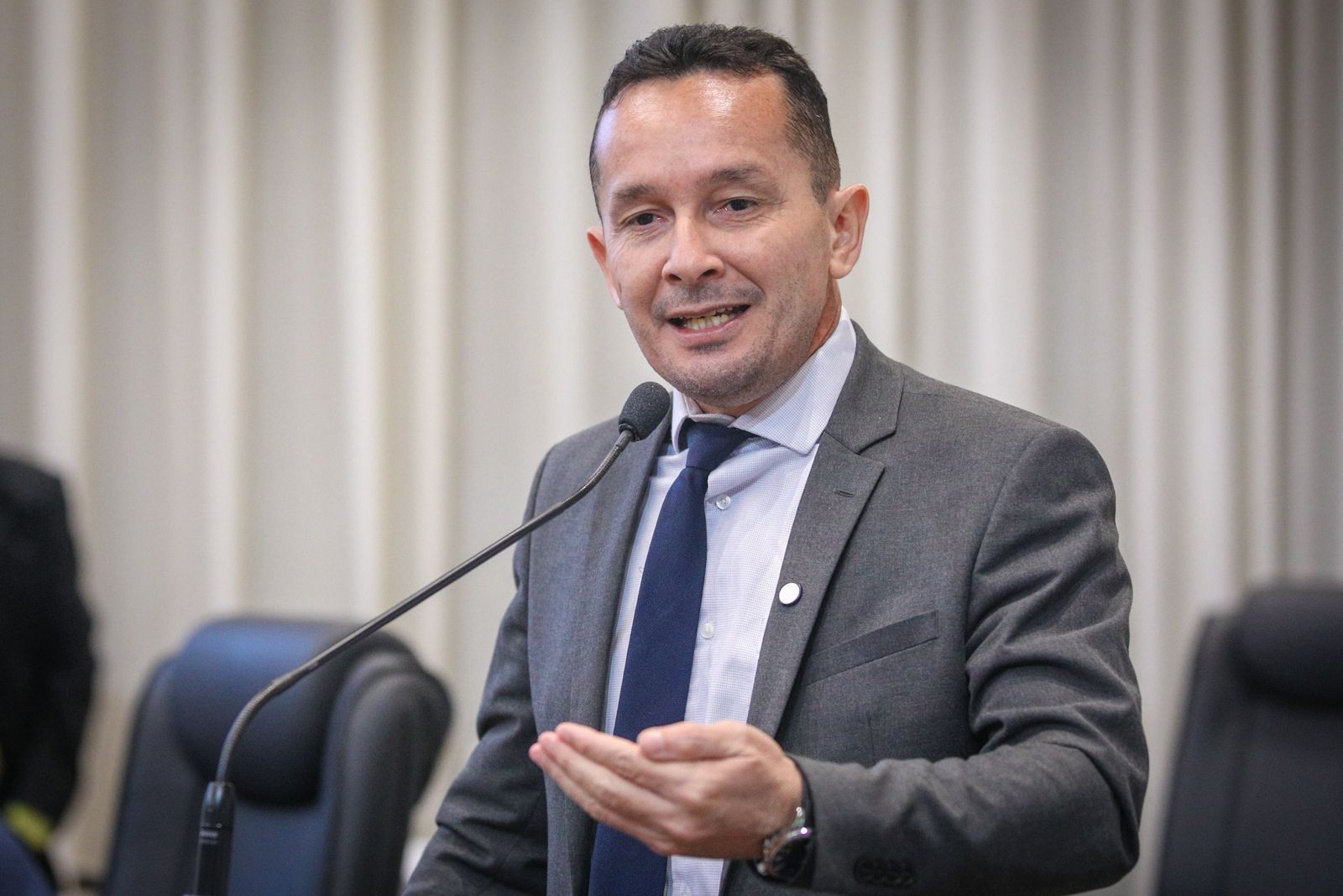 Adailton Cruz cobra conclusão do Plano da Saúde e anuncia audiência pública sobre violência contra profissionais e pacientes