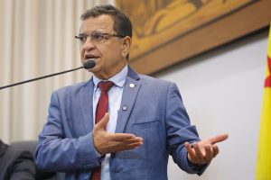  Luiz Gonzaga celebra liberação da importação de morango do Peru e propõe criação de indústria para fortalecer a produção de farinha em Cruzeiro do Sul