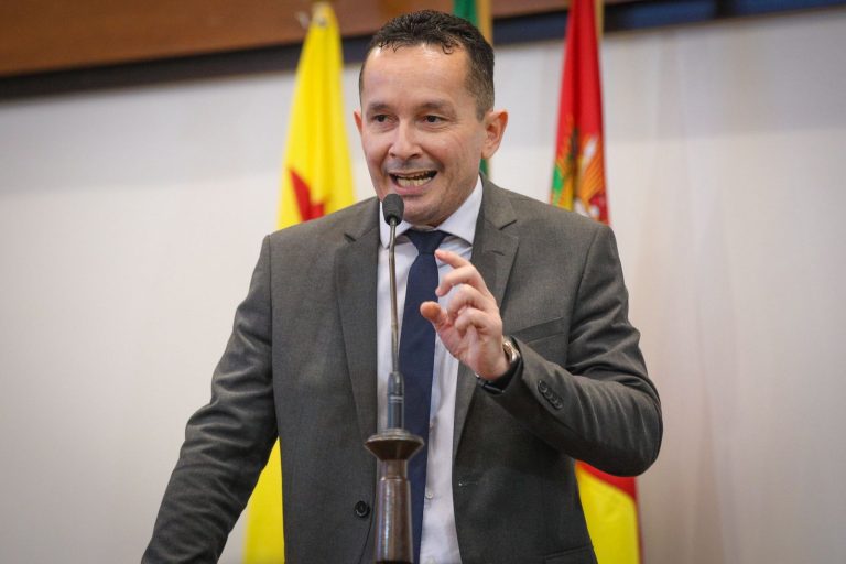 Adailton Cruz pressiona governo por conclusão do PCCR da Saúde e cobra explicações sobre óbito de recém-nascido