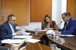 Comissão de Constituição e Justiça da Aleac aprova projetos voltados à saúde, proteção infantil e conscientização sobre o autismo