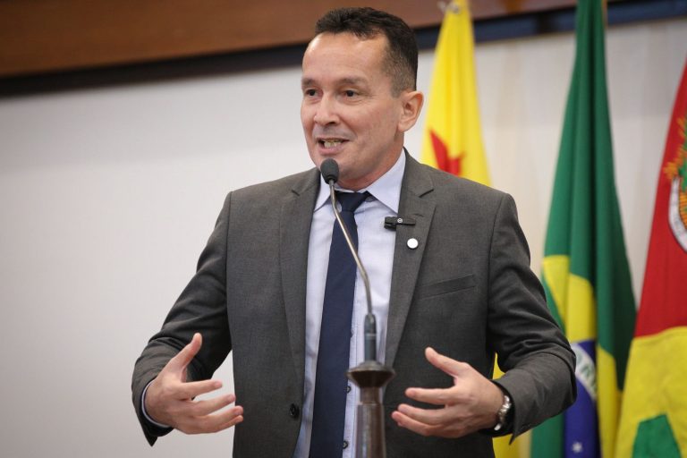Adailton Cruz cobra piso da enfermagem e celebra aprovação de PL que cria critérios para implantação de centros de referência a pessoas em situação de rua