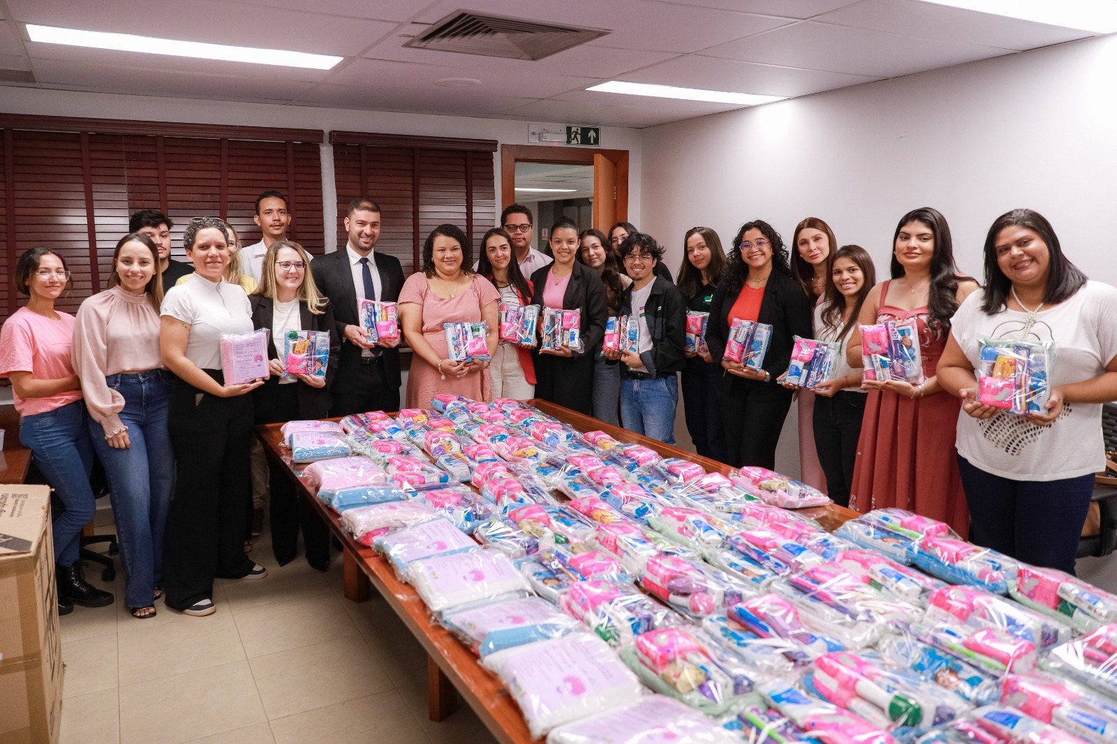 Presidente Nicolau Júnior entrega kits que serão destinados a mulheres atendidas na DEAM