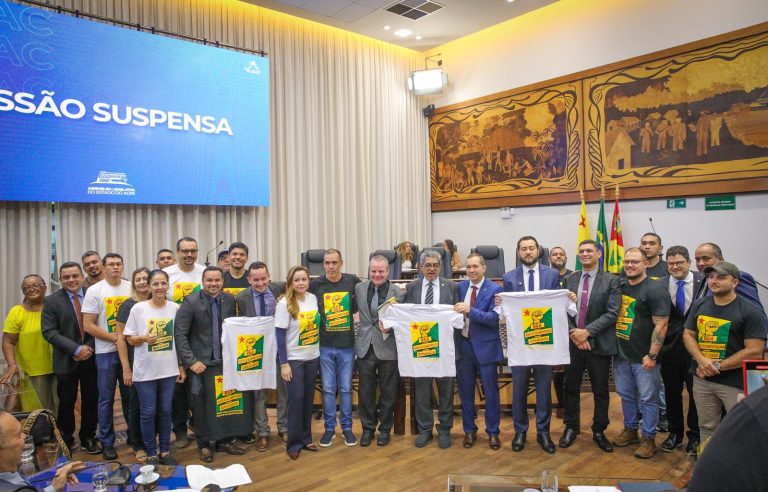 Sessão ordinária é suspensa para receber servidores públicos