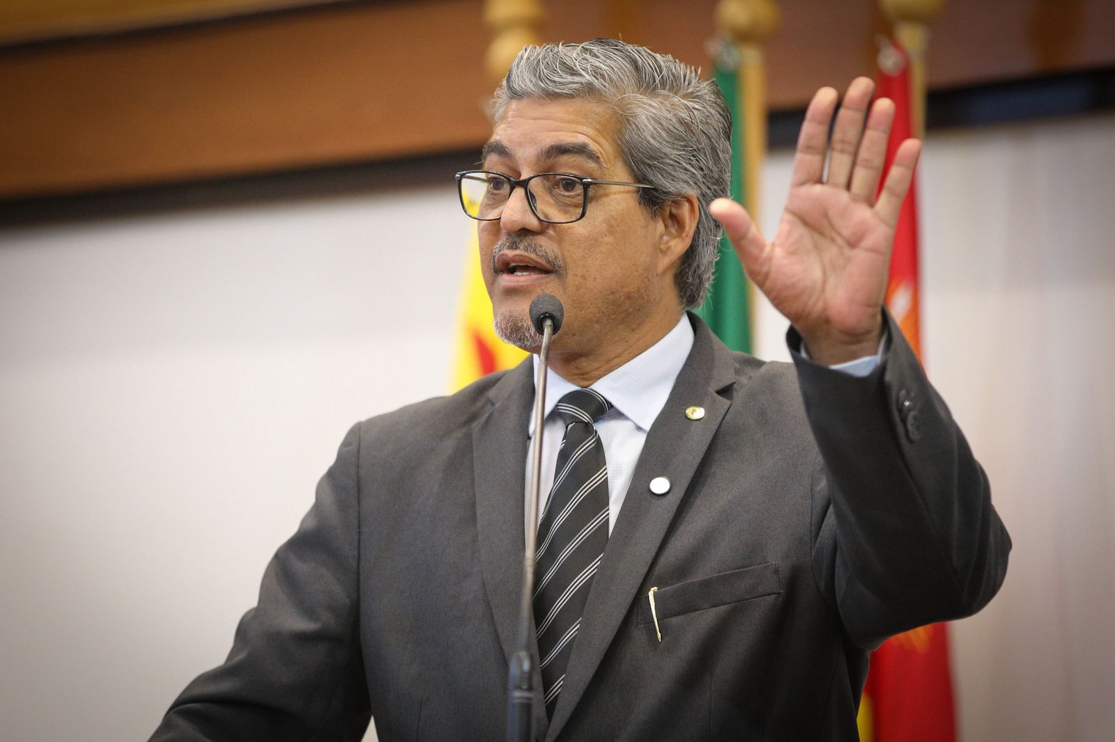 Edvaldo Magalhães cobra valorização dos servidores e critica criação de cargos no Dia do Servidor Público