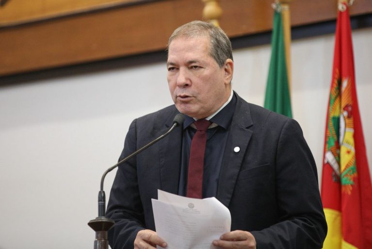 Chico Viga apresenta projeto que garante transporte gratuito para jovens atletas de futebol no Acre