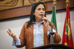 Maria Antônia parabeniza Marechal Thaumaturgo pelos 33 anos e pede técnico para sala ortopédica em Cruzeiro do Sul