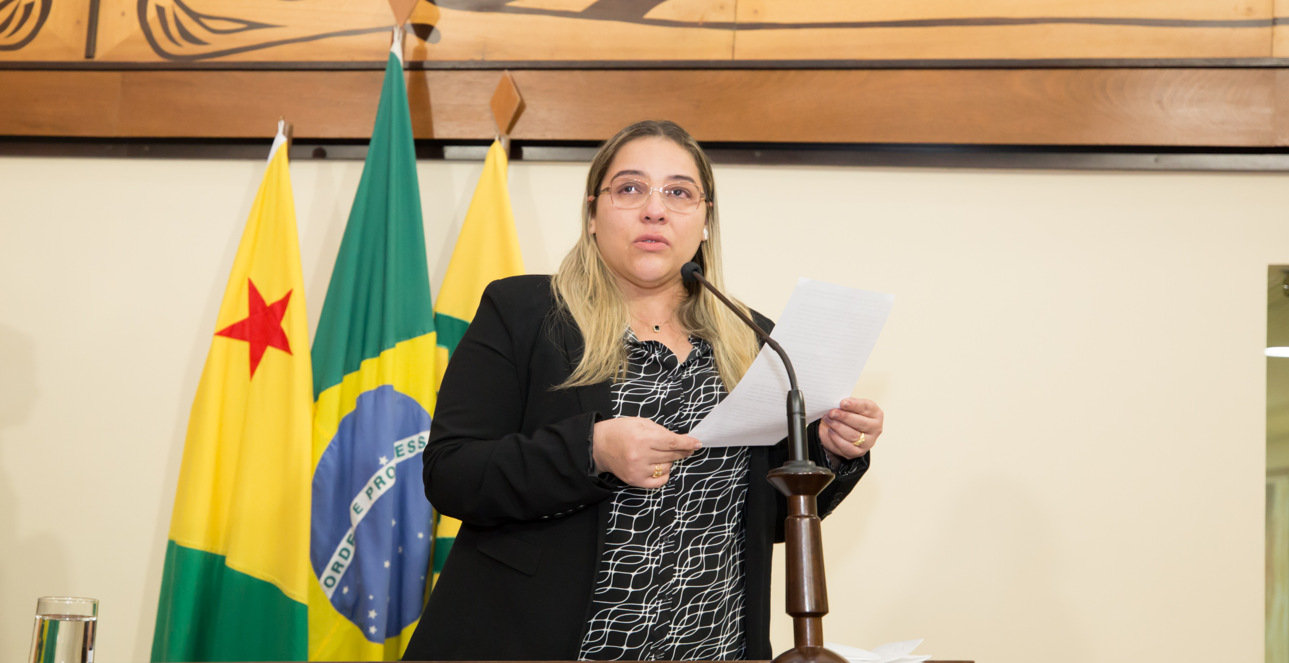﻿Meire Serafim se emociona ao falar do marido na tribuna “Mazinho tem sido um excelente prefeito”