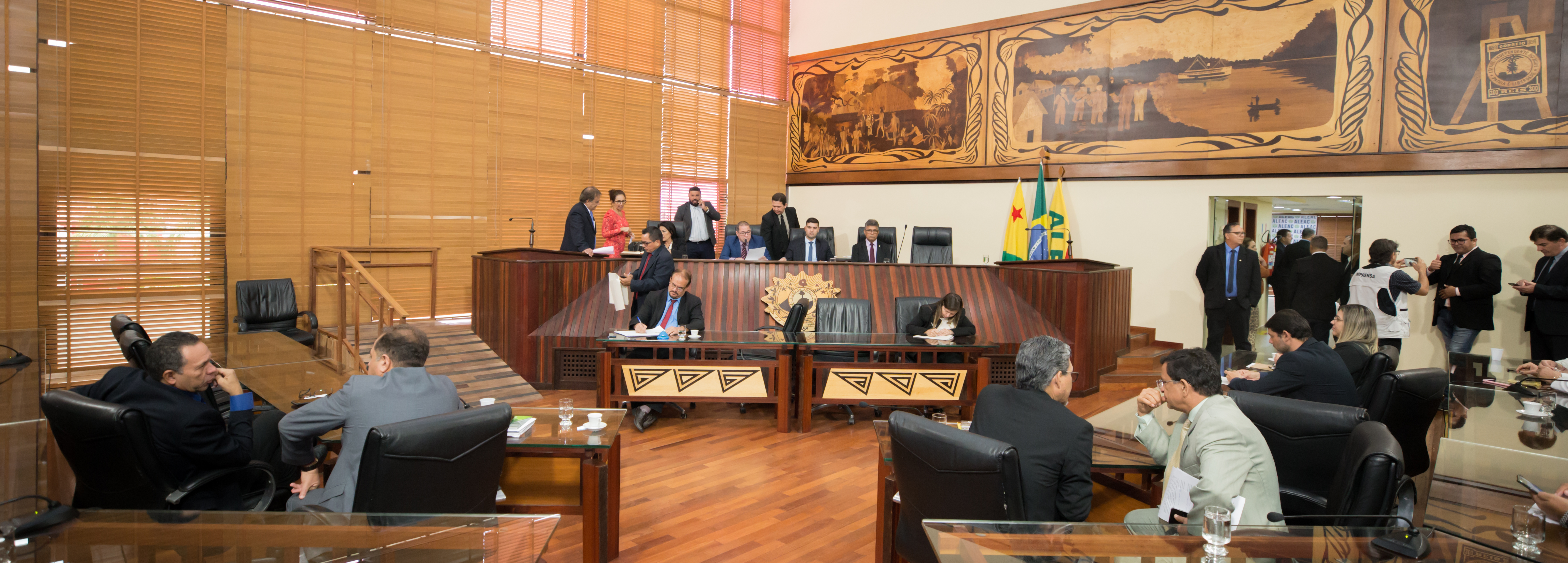 ﻿Deputados aprovam PL que autoriza contratação de crédito para renegociar dívida do Estado