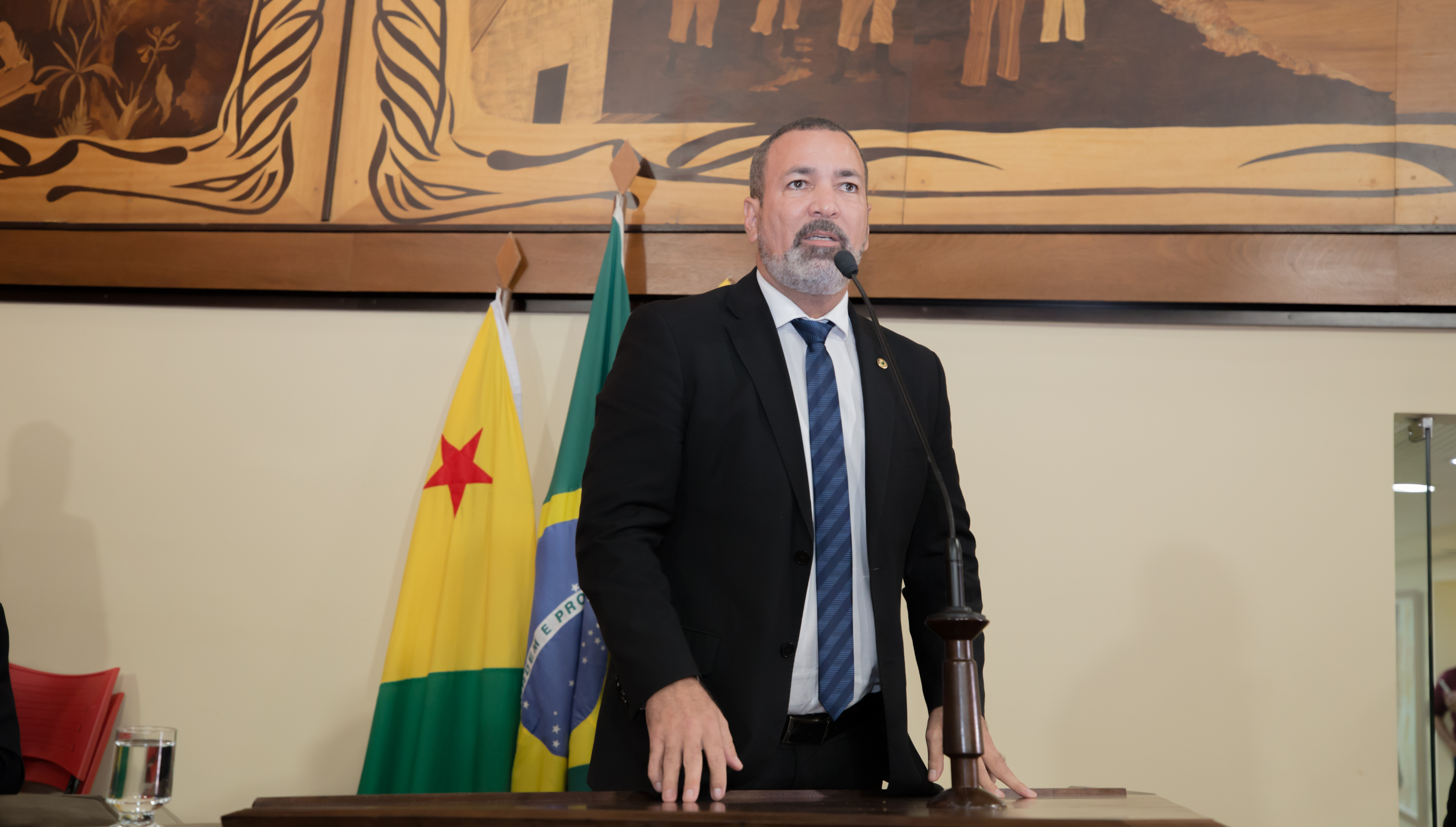 Deputado Nenem Almeida afirma que espaços destinados ao lazer estão abandonados pelo Poder Público