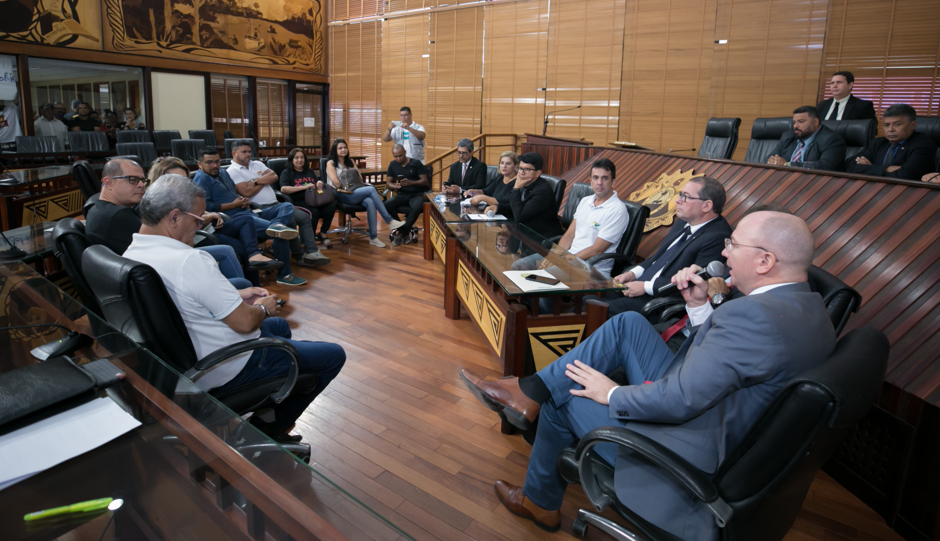 ﻿Presidente da Aleac suspende sessão para dialogar com servidores da saúde