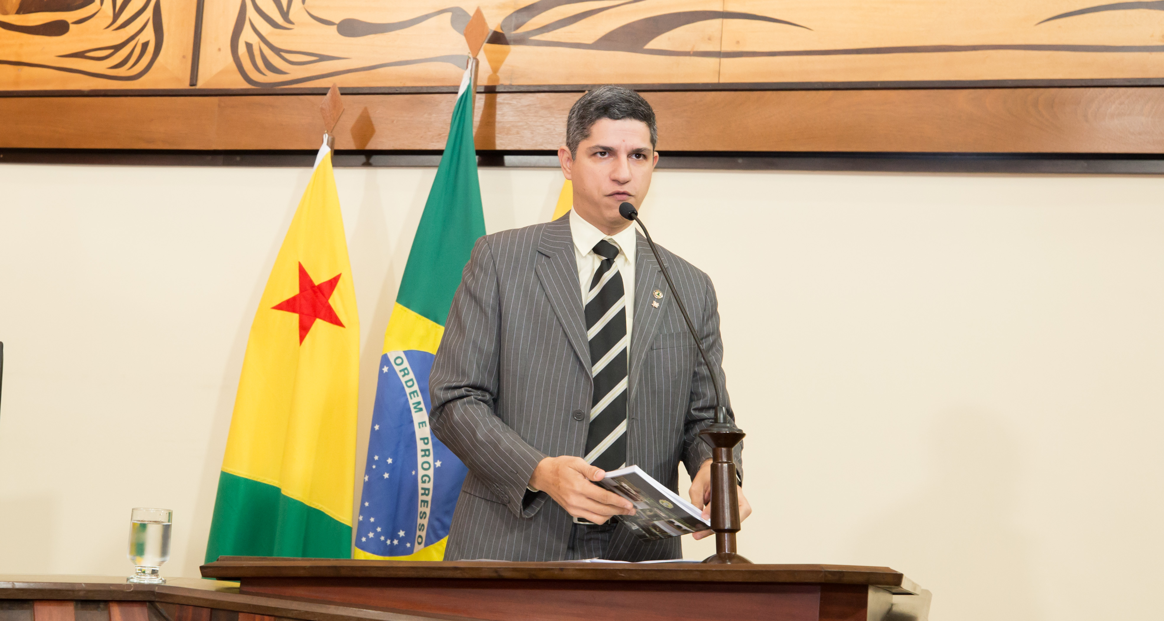 Calegário cobra resposta de requerimento aprovado em plenário